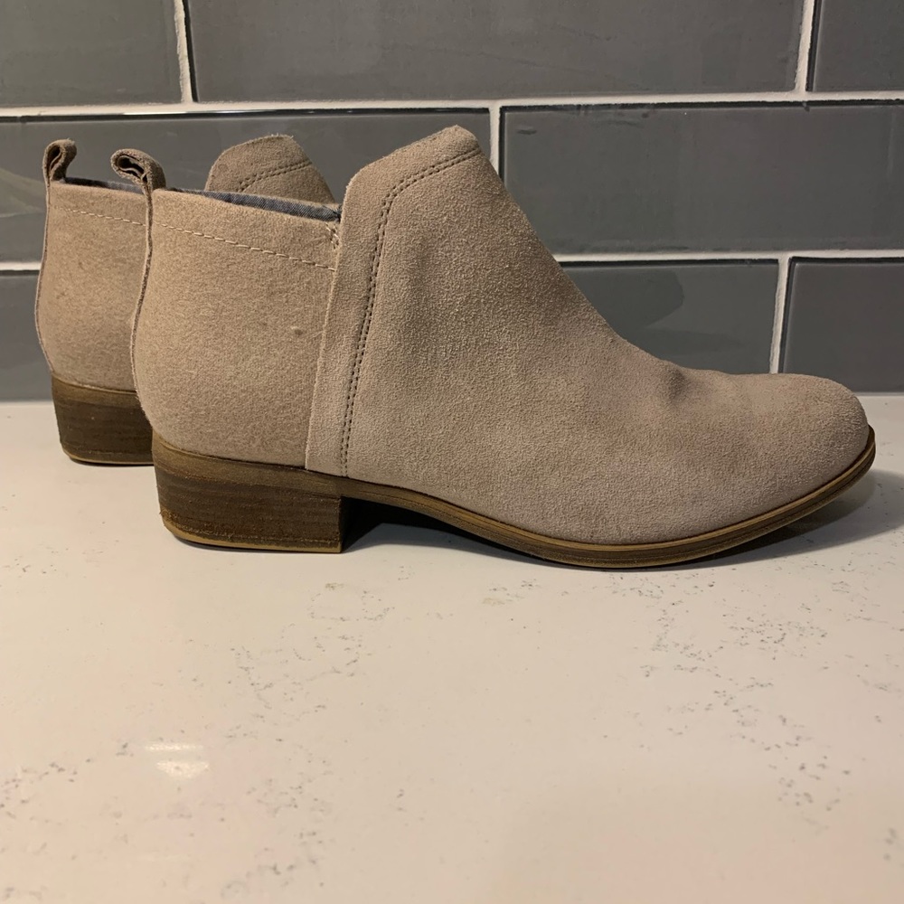 TOMS Women’s Booties Size 6 tan suede gently used